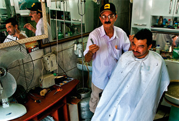 Foto do barbeiro Duval Lima e do agricultor Ivan de Souza