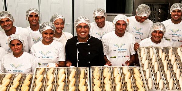 Foto de Adenilson Dutra de Souza e sua produção de pão